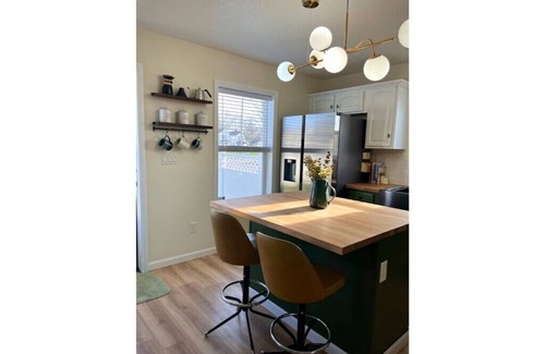 Dayton House | Cozy, Modern 3-Bedroom Close to Downtown