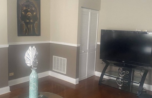 South Shore Apartment | Cozy Modern, 3BRS and 1BA. 5mins from Hyde Park tourist attractions