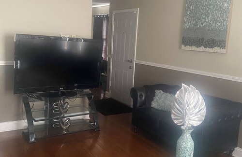 South Shore Apartment | Cozy Modern, 3BRS and 1BA. 5mins from Hyde Park tourist attractions