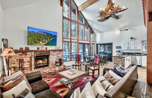 Kingswood Estates Cabin | Cozy Modern Cabin | Hot Tub & 9 Min to Northstar