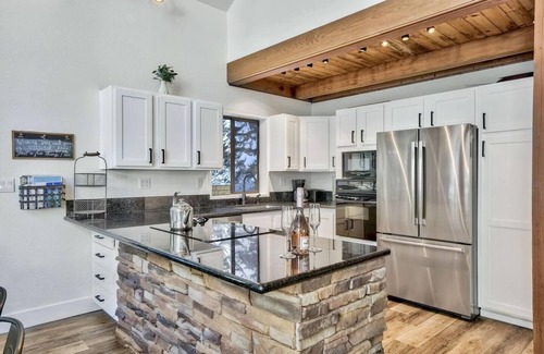 Kingswood Estates Cabin | Cozy Modern Cabin | Hot Tub & 9 Min to Northstar