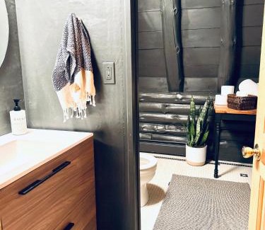 Ashland House | Cozy, Modern Cabin Retreat 8 min to Windham mtn