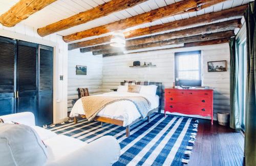 Ashland House | Cozy, Modern Cabin Retreat 8 min to Windham mtn