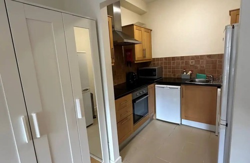 North Wall Apartment | Cozy Modern Flat w Garden View in Dublin Central