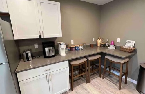 Cedar Rapids House | Cozy Modern Home with two stall Garage Wi-Fi