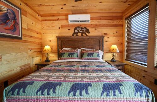 Bridgeport House | Cozy Modern Lux Cabin Hot Tub FirePit Games