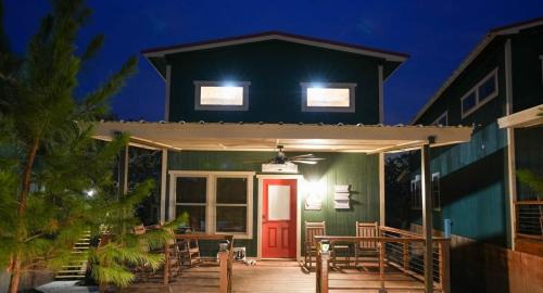Bridgeport House | Cozy Modern Lux Cabin Hot Tub FirePit Games