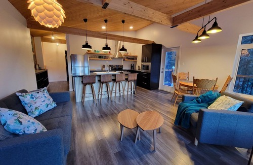 Haines Junction House | Cozy modern mountain home with views
