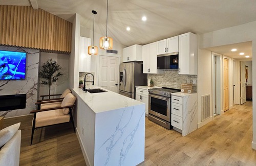 The Colony House | Cozy Modern Organic Townhome