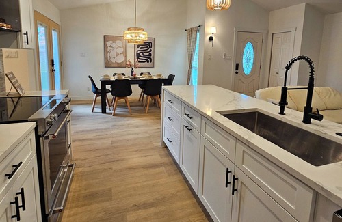 The Colony House | Cozy Modern Organic Townhome