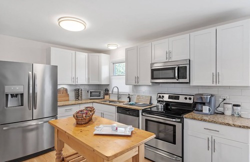 Wake Forest House | Cozy Modern Ranch | King Bed Gig WiFi Firepit – Easy Check In/out -Prof Mgnt