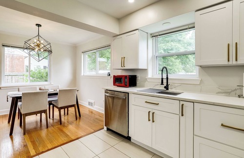 Baileys Crossroads House | Cozy Modern Single Family 5 Bedroom Home