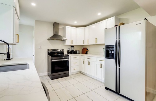 Baileys Crossroads House | Cozy Modern Single Family 5 Bedroom Home