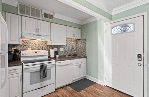 Denton Apartment | Cozy, modern space⭐️Walk to TWU⭐️KING bed⭐Sleeps 4