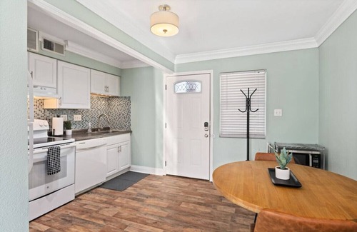 Denton Apartment | Cozy, modern space⭐️Walk to TWU⭐️KING bed⭐Sleeps 4