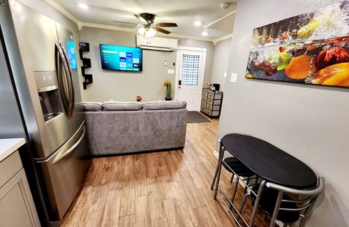 Edgebrook Cottage | Cozy, Modern Stay Located Near Hobby Airport, And Many Facories