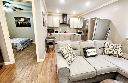 Edgebrook Cottage | Cozy, Modern Stay Located Near Hobby Airport, And Many Facories