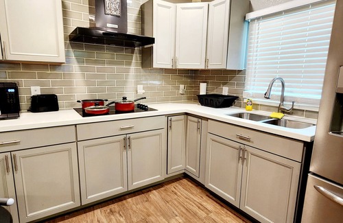 Edgebrook Cottage | Cozy, Modern Stay Located Near Hobby Airport, And Many Facories