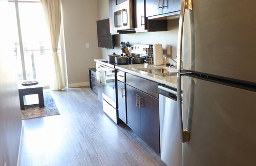 Union Park Apartment | Cozy modern studio apartment with work out room, underground parking, and W/D