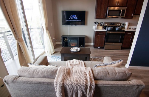 Union Park Apartment | Cozy modern studio apartment with work out room, underground parking, and W/D