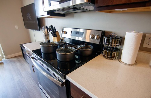 Union Park Apartment | Cozy modern studio apartment with work out room, underground parking, and W/D