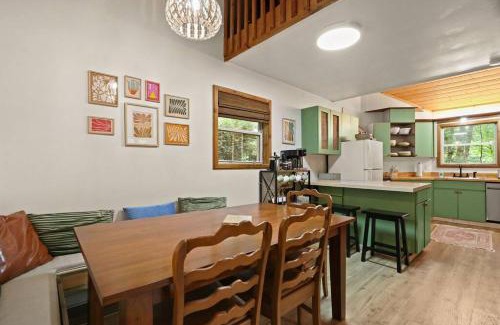 Mill Ridge House | Cozy Mountain Chalet With Hot Tub Outdoor Movie Screen And Fire Place