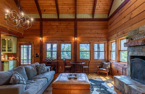 Vilas Cabin | Cozy Mountain Cottage - Relax in picturesque Northwest Watauga County!