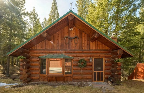 Eureka Cabin | Cozy Mountain Retreat at the entrance of Montana's Ten Lakes Scenic Area
