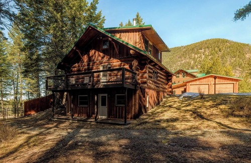 Eureka Cabin | Cozy Mountain Retreat at the entrance of Montana's Ten Lakes Scenic Area