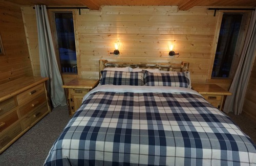Lazy Acres House | Cozy Mountain Retreat with Hot Tub, Stunning Lionshead Views, 7 Miles to Yellows