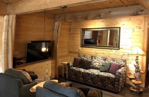 Lazy Acres House | Cozy Mountain Retreat with Hot Tub, Stunning Lionshead Views, 7 Miles to Yellows
