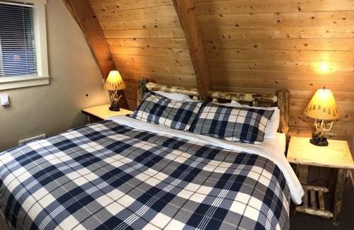 Lazy Acres House | Cozy Mountain Retreat with Hot Tub, Stunning Lionshead Views, 7 Miles to Yellows