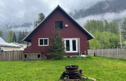 Stewart House | Cozy Mountain View Home with Fenced Back yard and Fire Pit.
