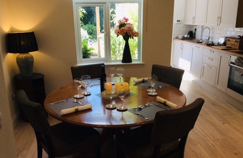 Oakham House | Cozy Nook Cottage - Sleeps 4, Garden & Parking