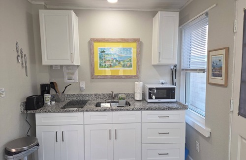Carrollwood Apartment | Cozy Oak House 1-bedroom Apt in amazing Tampa. Max 2 adults+ 25 Yrs old