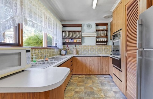 Oakleigh South House | Cozy Oakleigh South Family Home Next to Playground