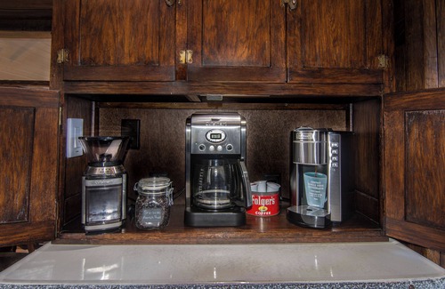 Pine Cove Cabin | "Cozy Oaks Cabin" Peaceful Mountain Getaway, Charming & Romantic! Trail Pass.