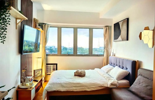 Matandang Balara Apartment | Cozy Oasis, Mountain + Skyline View, Free Pool