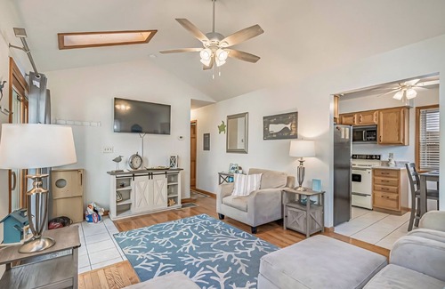Surfside Beach House | Cozy Ocean Lakes home w/Golf cart!