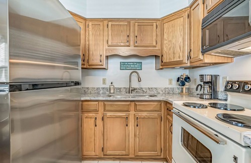 Surfside Beach House | Cozy Ocean Lakes home w/Golf cart!