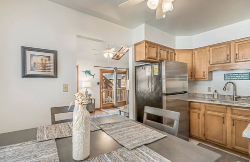 Surfside Beach House | Cozy Ocean Lakes home w/Golf cart!
