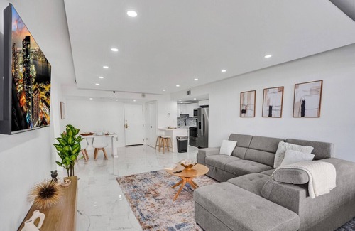 Mid Beach Apartment | Cozy Ocean View Condo/Beach Service/610