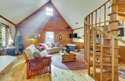 Pine Ridge House | Cozy Oden Oasis with On-Site Fishing Creek and Deck!