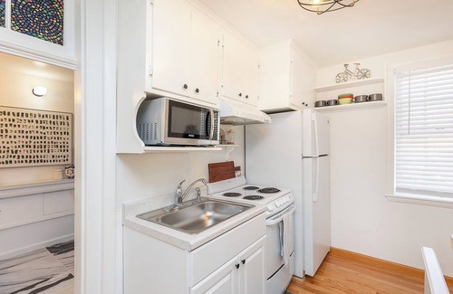 Winchester Apartment | "Cozy on Cameron!" -Historic Downtown Winchester