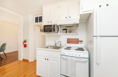 Winchester Apartment | "Cozy on Cameron!" -Historic Downtown Winchester