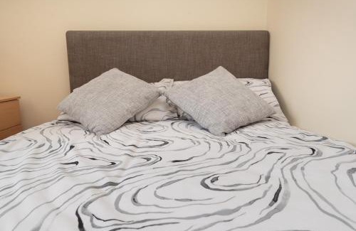 Adamsdown Apartment | Cozy One Bedroom - Cardiff City Centre Apartment