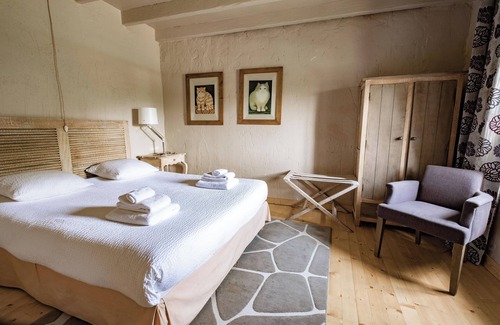Soyaux House | Cozy, one-bedroom, fenced garden, communal pool, couples