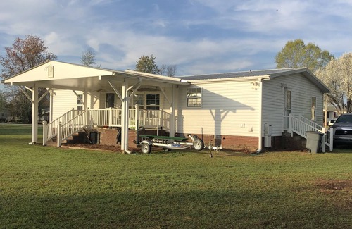 Summerton House | Cozy & Peaceful 3 bed 2 bath On the Water