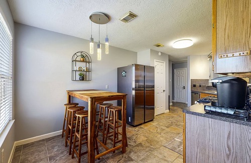 Pearland House | Cozy Pearland Getaway Home! Large backyard w/patio! 5 STAR REVIEWS.