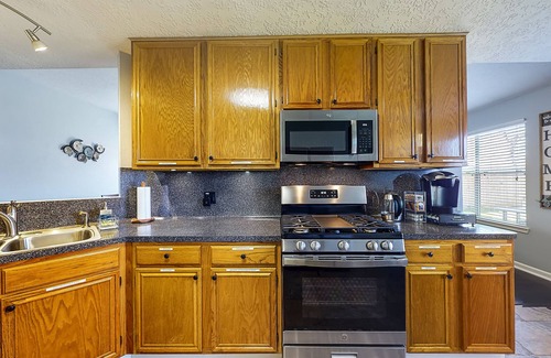 Pearland House | Cozy Pearland Getaway Home! Large backyard w/patio! 5 STAR REVIEWS.